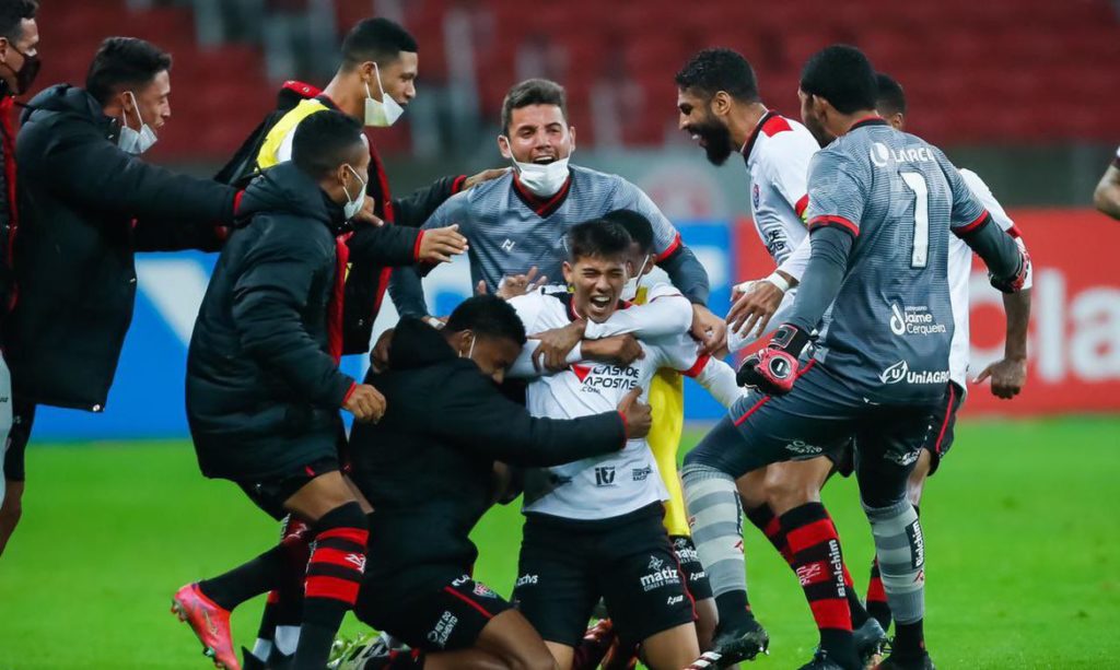 Vitória vence Internacional e avança para as oitavas da Copa do Brasil - Comando Notícias